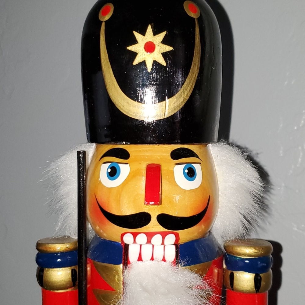 Nutcracker with Rifle - Picture 2 of 5